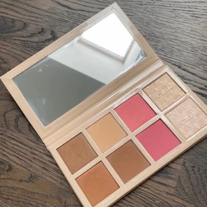 Caia pallet - Hej! Säljer min Caia pallet endast testad! Lånad bild men likadan, skriv vid minsta lilla fråga💗