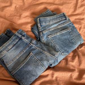 Jeansen är från h&m och är i princip lika fast bara färgen skiljer de. De är köpta ett tag sen men är i bra skick. De kostar 50 kr var. Köparen står för frakten.  