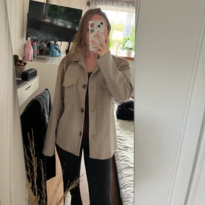 Jacka  - Säljer nu denna helt nya och oanvända beiga jackan 