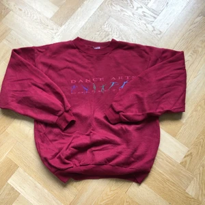 Röd sweatshirt - !!!TRYCK EJ PÅ KÖP NU!!! Röd vintage sweatshirt med coolt print på framsidan! den har inget speciellt märke vad jag kan se men den är inte riktigt min stil längre så nu tänkte jag sälja den:) skriv i chatten om du är intresserad! 