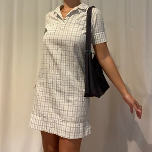 Vit rutig gullig bomerang skjortklänning - Så söt i skjorta material