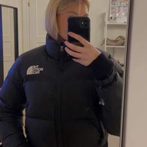 hej! Säljer nu min north face jacka som är i jätte fint skick! Jackan är i den mer croppade modellen och är i storlek M💕  Modell: Women's Nuptse Short Jacket Nypris: 3299kr