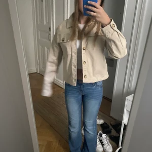 Höst/vår jacka storlek stl 170 - Oanvänd (lappen är kvar) höst/vår jacka från Lindex barnavdelning. Säljer eftersom att jag inte han lämnade tillbaks den.  Köpare står för frakt.