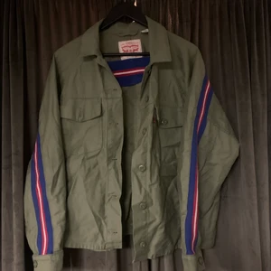 Levi’s Jeansjacka L - Säljer nu min supersnygga jeansjacka/overshirt från levis pga att den inte kommer till användning. Sitter snyggt oversized på mig som oftast har S/M i tröjor. Köpte den på levis store ca 2-3 år sedan. Nypris låg den runt 1200 kr och är knappt använd💚💚