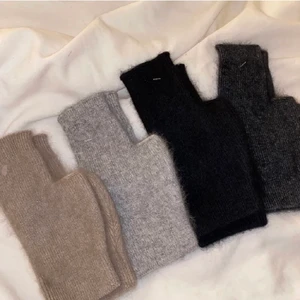 Torgvantar  - Torgvantar av bomull och Kashmirmix, supersköna och sitter fint på, finns i beige, svart, grå och mörkgrå🤎✨ TRYCK INTE PÅ KÖP NU‼️OBS begränsat antal!!! 199kr/st eller högsta bud! 20kr frakt 