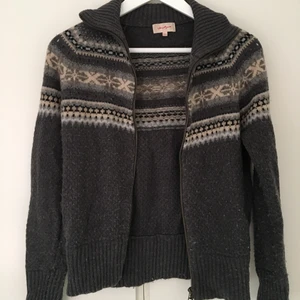 Stickad zip-tröja, strl XS - Stickad tröja med mönster, från märket Jackpot. Har dragkedja och krage. Storlek XS.  38% viskos, 35% poljamid, 16% ull, 6% angora, 5% kashmir