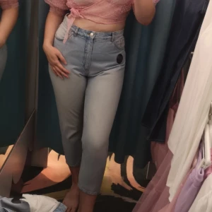 Monki Högmidjade Mom Jeans - 3/4 längd - Något kortare ben på dessa, 69cm/27inches Skulle själv klassa dessa som mom jeans. Jeans storlek 34, motsvarande byxstorlek 44 ungefär.