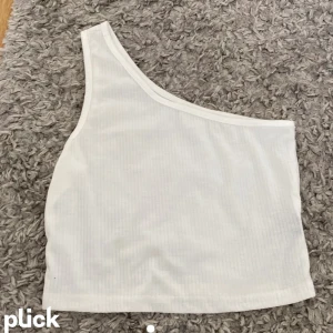 SHEIN TOPP - SÄLJER DENNA POPULÄRA TOPP FRÅN SHEIN💗