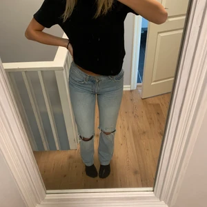 Zara jeans, storlek 36 - Säljer mina zara jeanse med hål på knäna. Knappt använda. De är medelhöga i midjan och passar mig perfekt som vanligtvis har 34/36. Ordinarie pris: 349. Säljer för 150 kroner inklusive frakt 