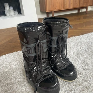 Moonboots - Säljer mina moonboots då jag inte känner att dom kommer tillräckligt mycket till användning. Endast haft dom en gång så som är som nya i skicket. :)