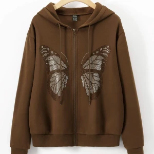 Fjärils tröja  - Säljer en tröja med fjärils märke på, använd 1 gång . Tvättad och alla diamanter på sitter kvar! Är i storlek M