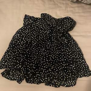 Säljer denna svarta kjolen med vita prickar ifrån zara. Använd 1 gång, har ett snöre i midjan (går att ta bort)