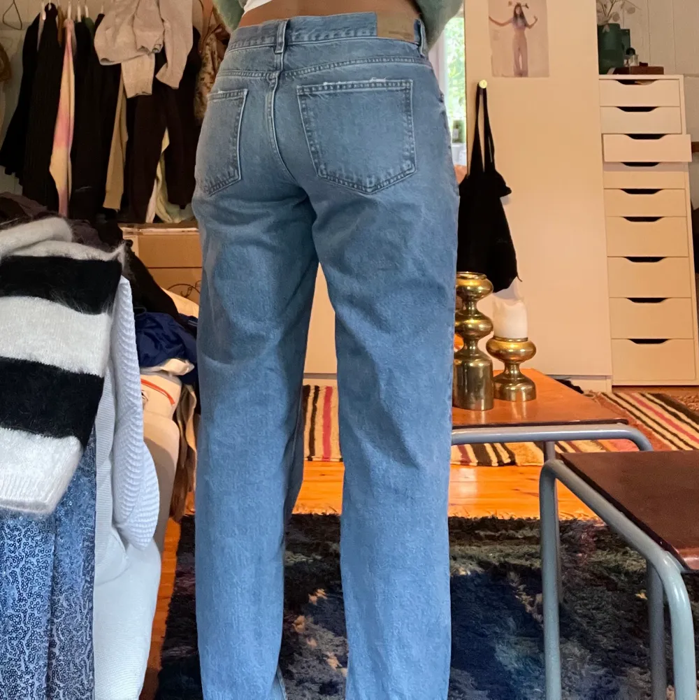 Säljer mina slutsålda ”low straight” jeans från Gina i färgen mid blue. Bara använda en gång och säljer för att de är för långa på mig :/ skriv om ni vill h fler bilder etc! . Jeans & Byxor.
