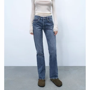 jeans straight full length - perfekt raka jeansen för oss långisar. mid rise men knappar och sitter som en smäck💙 använda men i väldigt bra skick fortfarande. helt slutsålda på hemsidan