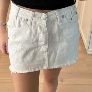 Oneteaspoon kjol - Jeanskjol från Oneteaspoon som är kortare framtill och längre där bak i storlek 24 men passar 24-26🤍