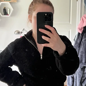 Teddy hoodie XS Gina tricot - Använd några få tillfällen sedan november 2019 och är hel, finns inga hål eller märken. Köpt från Gina tricot storlek XS och sitter som en super mysig magtröja med hög krage. 