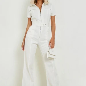 Denim suit  - Säljer denna ursnygga denim suiten i storlek 34! Helt perfekt och jag älskar verkligen dom utsvänga benen💕