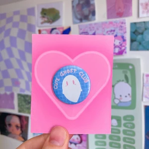 Söta pins! - Säljer nu egen designade pins! Finns att välja mellan vit plastbaksida och metallbaksida! Prinsen är 32 mm i deameter och kostar 20kr styck! (Plus frakt 13kr)