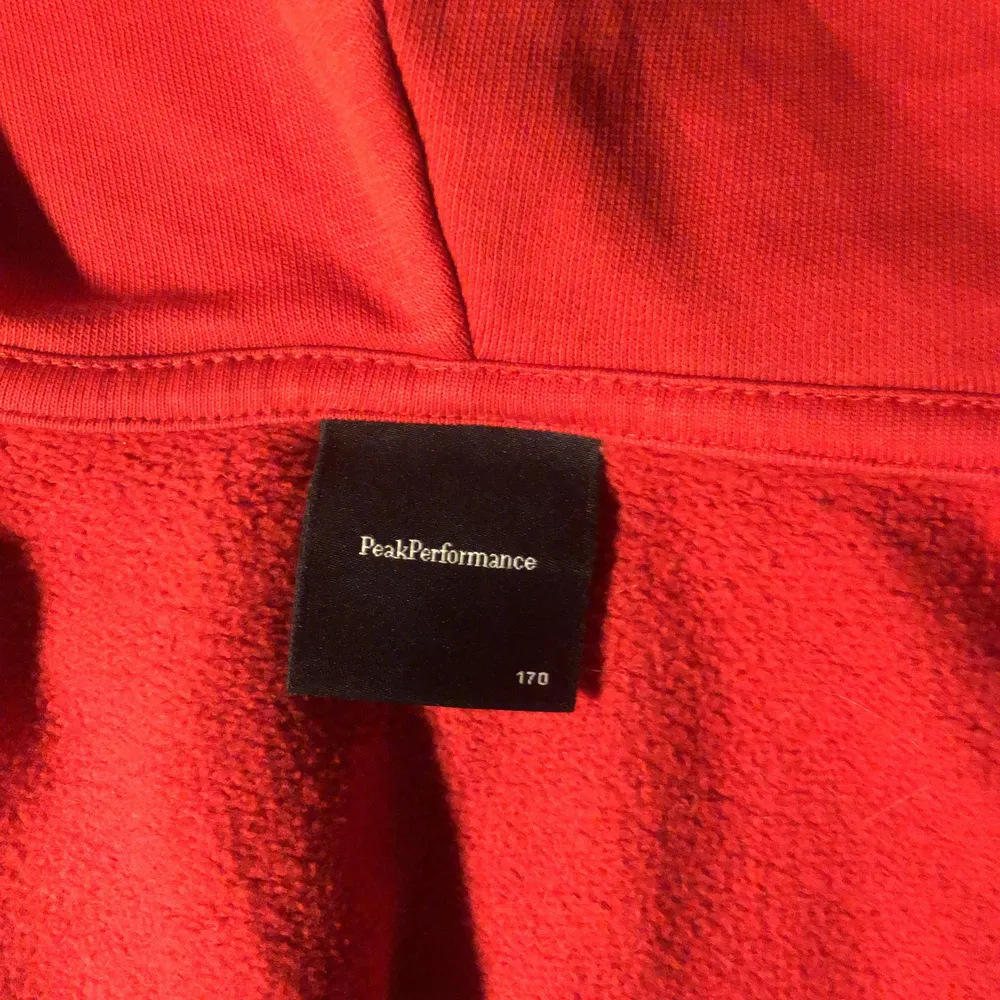 Säljer en röd peak performance zip up hoodie i storlek 170/ S  Den kostar 599 ny . Hoodies.