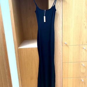 Skims klänning - Svart skimsklänning i storlek XS, aldrig använd. Säljer då det var fel storlek för mig. Gratis leverans! Slutsåld på hemsidan 