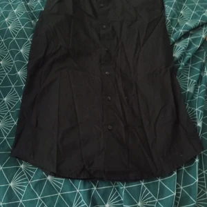 Skjorta - Svart skjorta välanvänd, inga tecken på slitage.