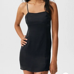 Svart satinklänning - Sååå fin och skön, sitter perfekt men har tyvärr inte kommit till användning för har många liknande! Knyts i ryggen, har en dragkedja💕 aldrig använd!