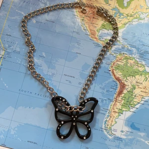 Halsband med fjärill - Silver kedja med svart fjärill.🦋 Använt en gång. 💍 Säljer eftersom jag bytt stil.💓 Betalning via swish, köpare står för frakten😘 Frakt: 10kr!