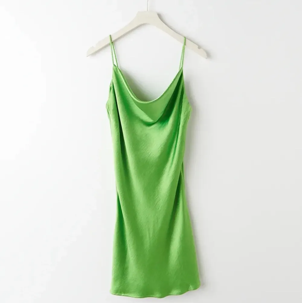 Helt ny grön sidenklänning från Gina tricot. Nypris 399kr. Storlek 36. Klänningar.