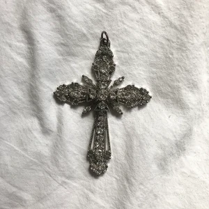 Kors - Ett jättefint kors som tyvärr inte kommer till användning. Ungefär 7cm långt. Budgivning gäller. Observera att budet du lägger är bindande och och att 13kr frakt tillkommer. Budgivningen avslutas 26 augusti kl 18.30