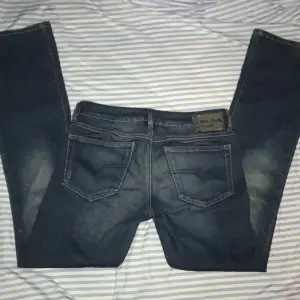 Diesel industry jeans i storlek W30 L32. Lite små i storlek så sitter mer som W29. Passar mig i längd som är ca 174. Defekt på lappen som går att fixa men annars inga defekter alls! Kom privat för bilder på. Direktpris 350kr.