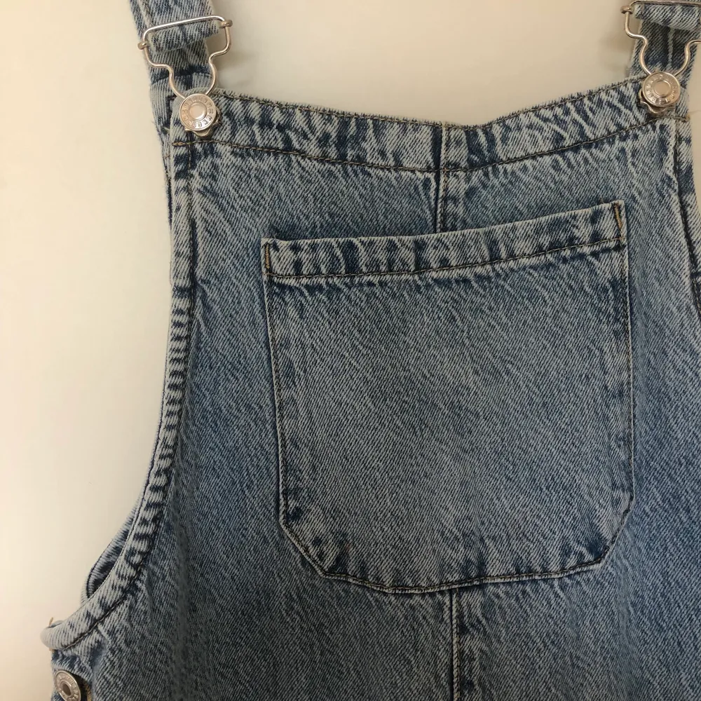 Så så fina jeanshängselbyxor som tyvärr är lite för korta för mig som är 174 cm. Skicka för fler bilder eller frågor om passform<3. Jeans & Byxor.