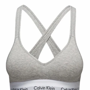 Calvin Klein BH - Säljer tre superfina Calvin Klein BH alla i storlek S. Den gråa och den blåa är oanvända, den vita använd cirka fem gånger. Super fina och bekväma. Original pris 500kr.  1 för 200, 2 för 300 eller alla för 400
