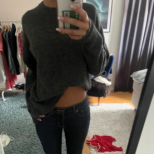 Mörkgrå stickad tröja - Super snygg grå stickad tröja som inte kommit till användning mycket 💓