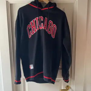Helt oanvänd svart hoodie med rött ”Chicago” tryck på framsidan som jag köpte för 300. 