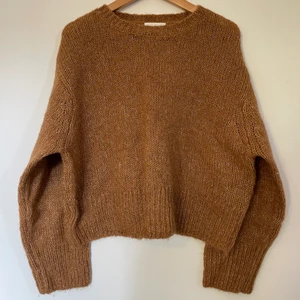 Stickad tröja - Fin stickad tröja! Brun och vit spräcklig i materialet! Snygg till mycket och ganska varm. Bra skick!! Bred modell och långa ärmar🤎 storlek S (frakt ingår) 