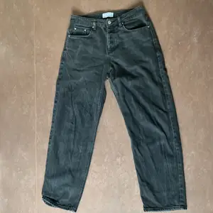 Svarta baggy jeans från ASOS i storlek 30/30. Jeansen har fått en snygg och vintage ”wash” och de har en baggy passform. Köpta för 500kr, de är i bra skick och säljer de därför för 400kr. Säljer för att de är för korta för mig. Skriv vid fler frågor!😊😊😊