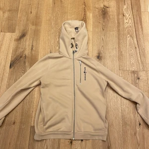 Sail racing zip hoodie Beige st 170  - En oanvänd sail racing zip hoodie st 170 orginal pris 1000 kr ingen skada på plagget eller smuts 