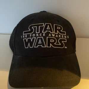 Star Wars keps - Svart star wars keps i perfekt skick då den inte är använd. Säljer för 200. Skriv för fler frågor!