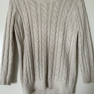 Kabelstickad tröja  - Kabelstickad tröja från H&M. Cremefärgad. Storlek S. 20kr. 