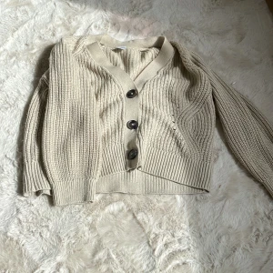 Stickad tröja - En stickad tröja från Lindex i strl 152❤️