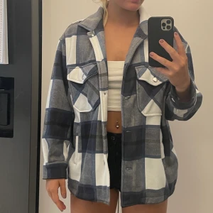 Jacka - Aldrig använd, lite oversized. Mjukt material.