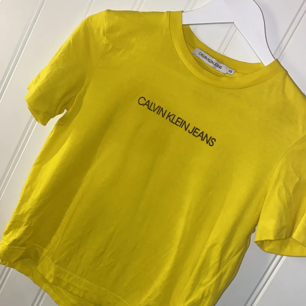 Gul Calvin Klein T-shirt i storlek xs. Köpt på Nelly för 349 kr. Använd 2 gånger så är i nyskick. 🥰. Toppar.