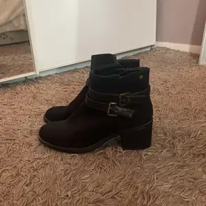 Svarta snygga oanvända boots i strl 37 men passar mig som har 37/38🌸