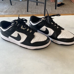 Dunk low ”black white” - Storlek 44 dunk low ”black white”. Skulle säga skick 9/10 endast använda 2 gånger inomhus. Ingår även ett par sneaker  sulor då dom orginella är väldigt platta och jag personligen tyckte dom va ganska osköna. Men sulorna fixade det. 