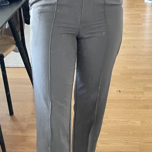 Kostumbyxor nakd - Kostymbyxor nakd strl 34, 100kr kan skicka bättre bilder. De har en slits i bak nere vid foten 