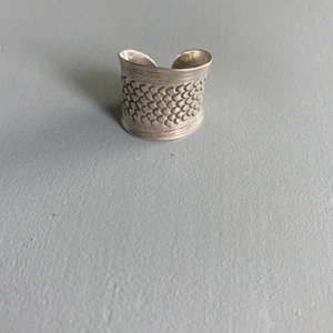 Silverring med mönster  - Silverring med fint mönster inköpt på Kristallrummet i Stockholm. Vet tyvärr inte storleken men mätt runt mitt finger är omkretsen 5,8 cm. 