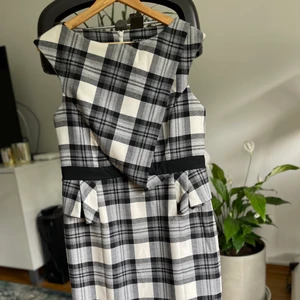 Klänning från Karen Millen  - Säljer min klänning från Karen Millen (original). Använt vid några tillfällen. 