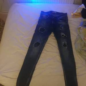 Dsquared2 byxor herr - Dsquared2 byxor säljer för att dem är små har kanske havt dem sen början av sommaren och ett litet hål i bakfikan kan man nog lima eller sy eller något 