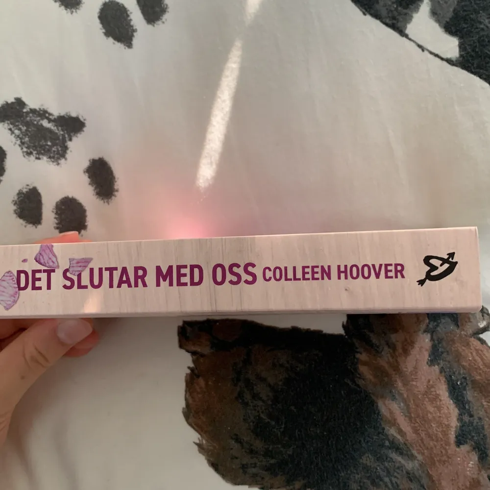 Skriven av Colleen Hoover, på svenska, pocket, köptes för 75kr. Övrigt.