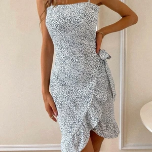 Klänning  - Säljer denna fina klänning jag använt 1-2 gånger pga för liten.